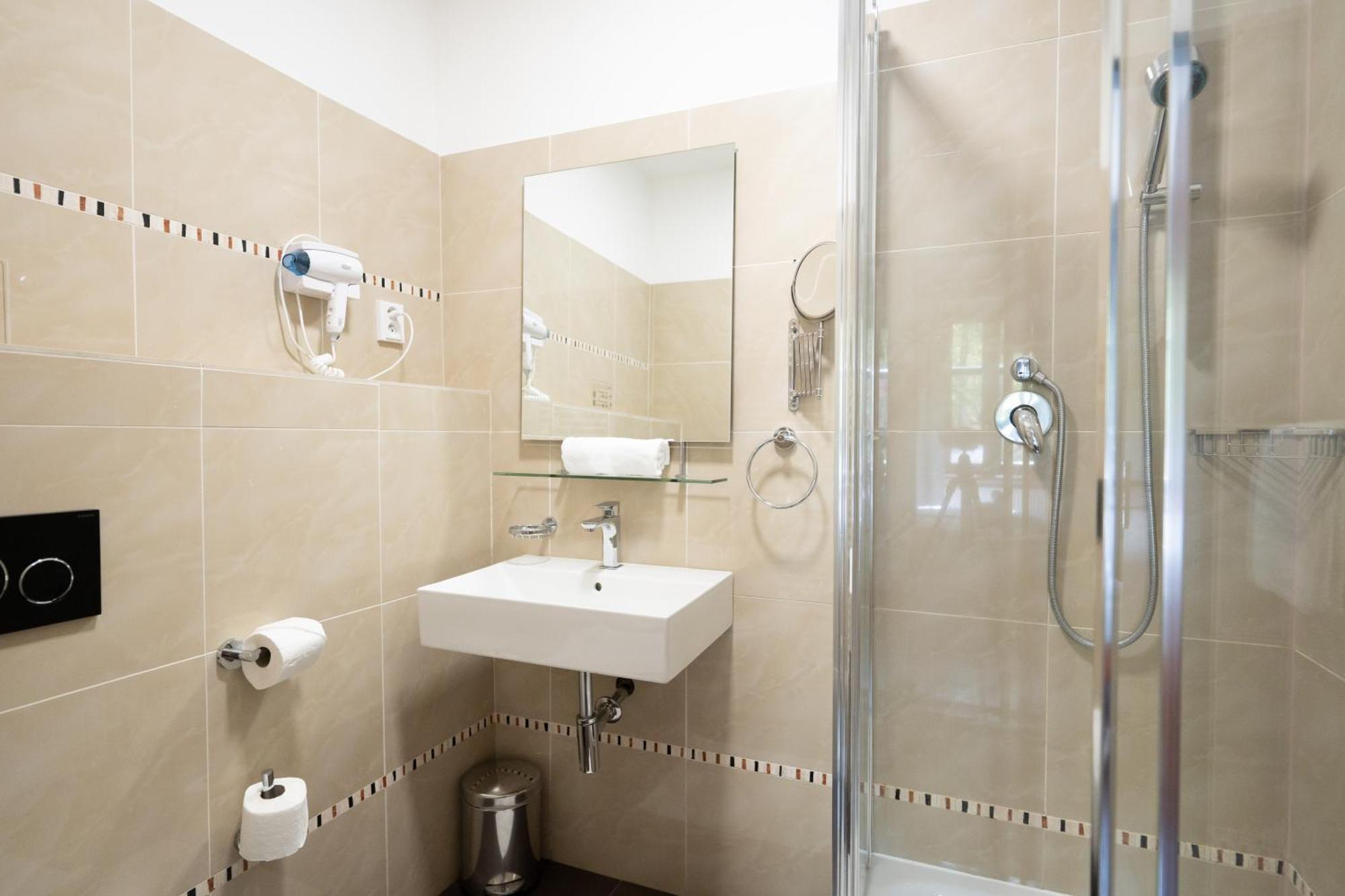 Penzion A Restaurace Bily Mlyn Liberec Ngoại thất bức ảnh
