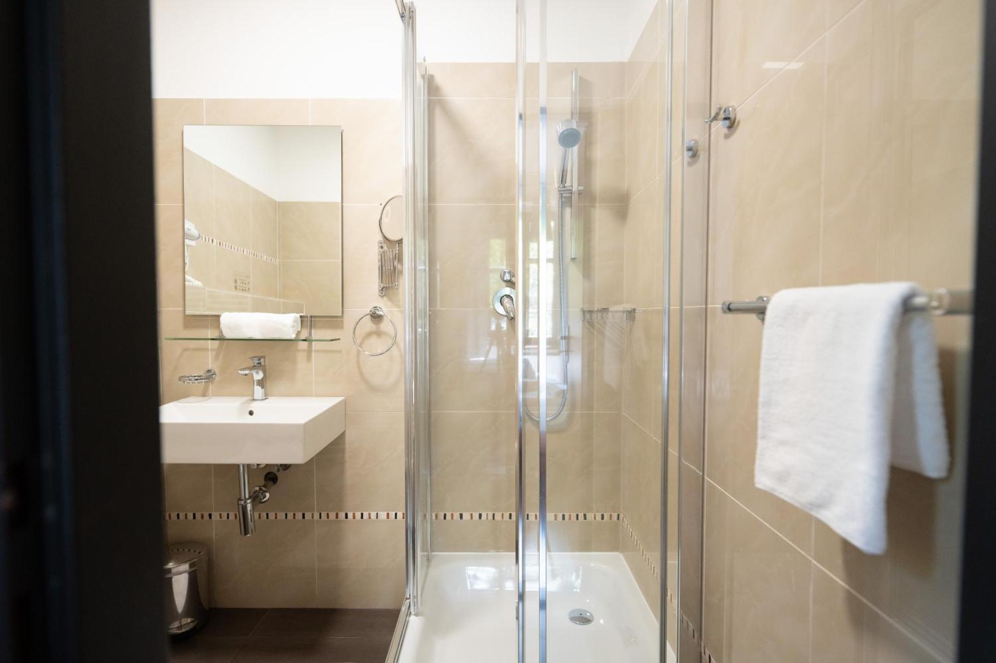 Penzion A Restaurace Bily Mlyn Liberec Ngoại thất bức ảnh
